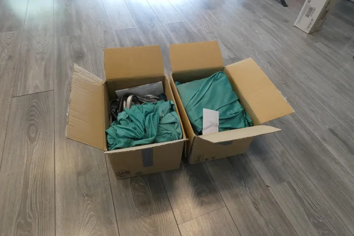 2x Kiste mit Inhalt (Sportzubehör)